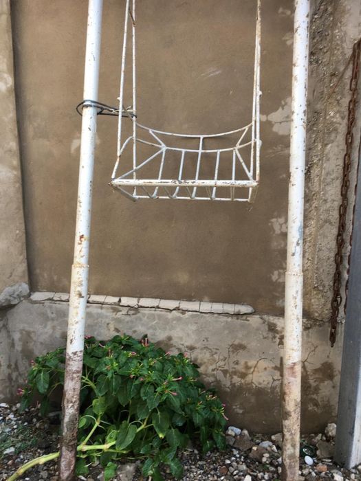 Продаем железную качелю.