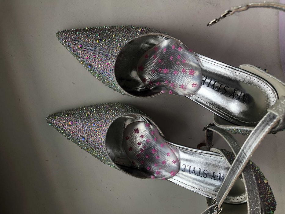 Серебристые туфли на каблуке со стразами