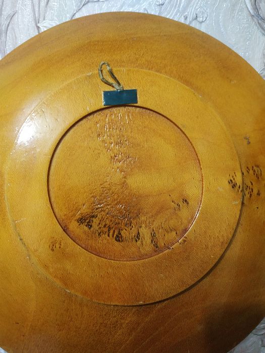 Тарелка для интерьера из ореха