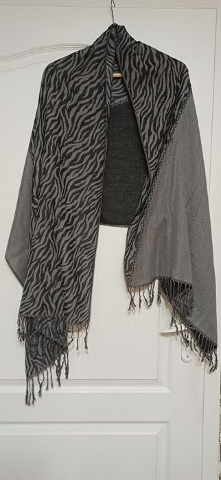 Два броя дамски  шала