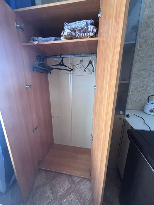 Срочно продам плательный шкаф