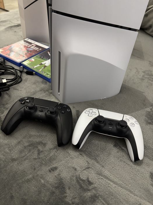 PlayStation 5 + 2 jocuri, 2 manete