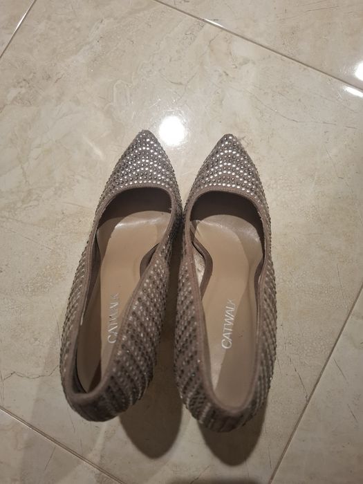 Обувки с камъни и червени лачени