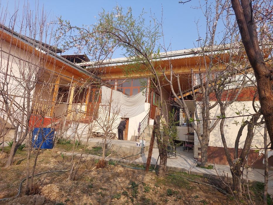 Ховли уй сотилади. Бустон дахасида