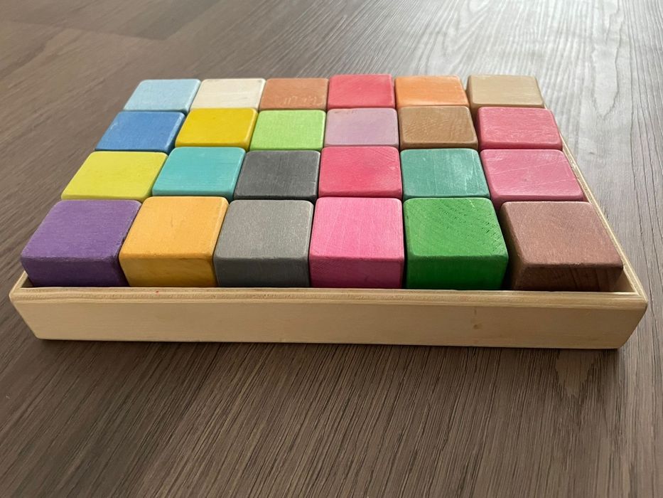 Tavă cuburi colorate din lemn – Montessori
