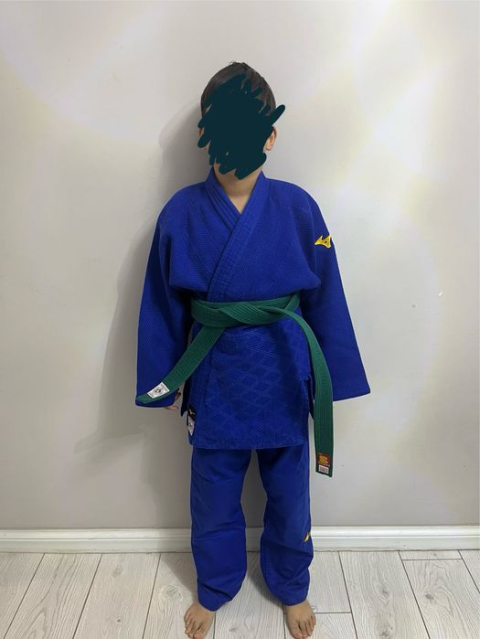 Готовый комплект для дзюдоиста: 2 кимоно Mizuno (с IJF) + 2 пояса