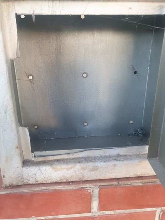 Метална каса за стена