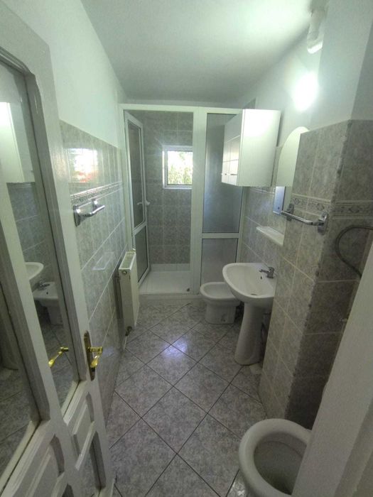 Închiriez apartament cu 2 camere