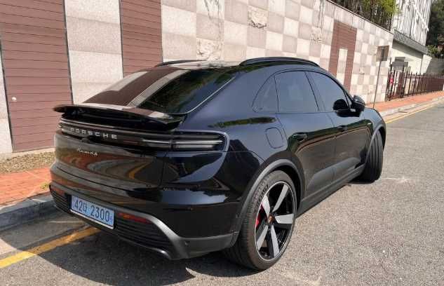 Porsche Macan EV