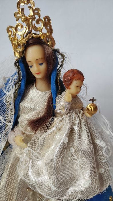 Голяма восъчна фигура на Мадоната и Младенеца в прозрачен овален купол