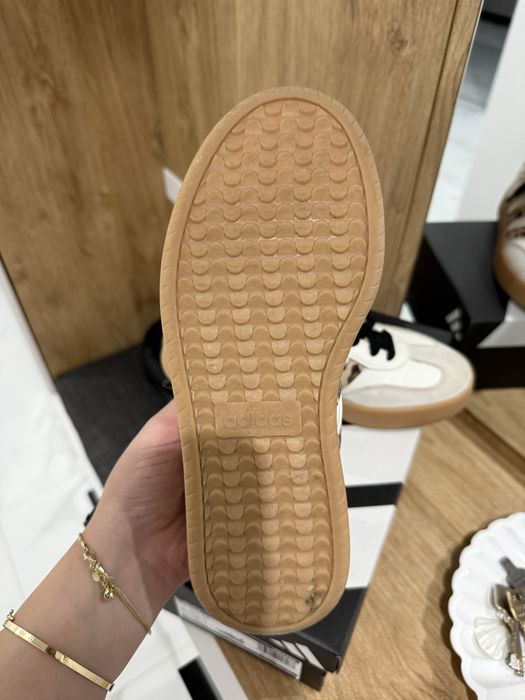 Обувки Adidas.