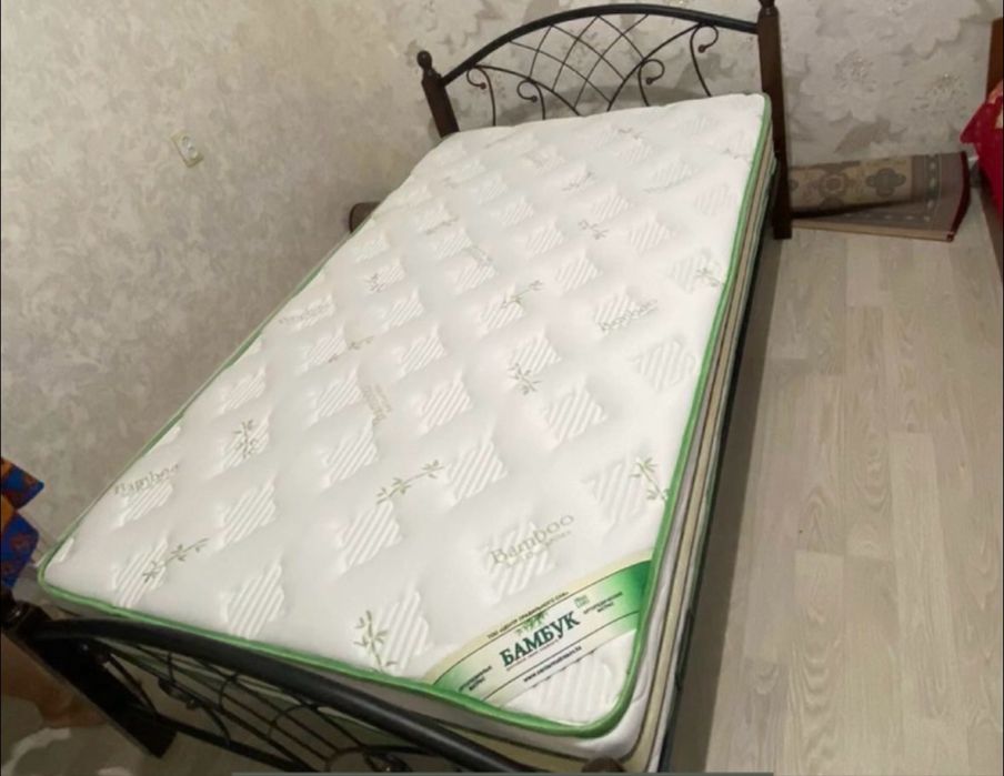 Кровать с матрасом