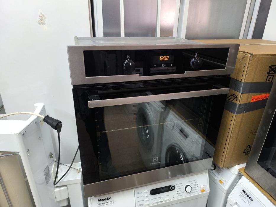 Фурна Electolux EOB5450AOX - 76 литра . Плавно затваряне на вратата.