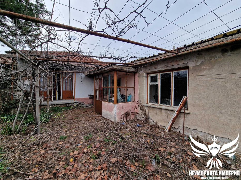 Продавам едноетажна къща с постройки 110РЗП и 1700кв. двор в село Искра на първа линия асфалтов път