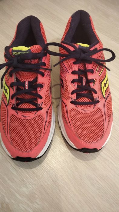 Кроссовки оранжевого цвета