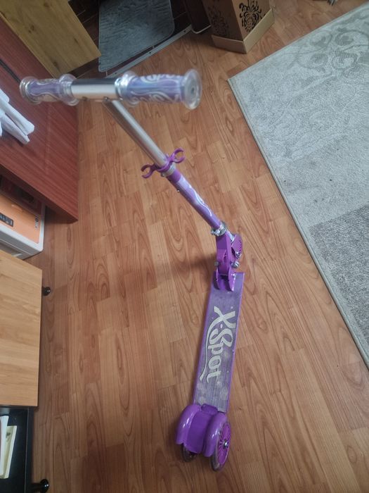 Vând trotineta pentru fetițe