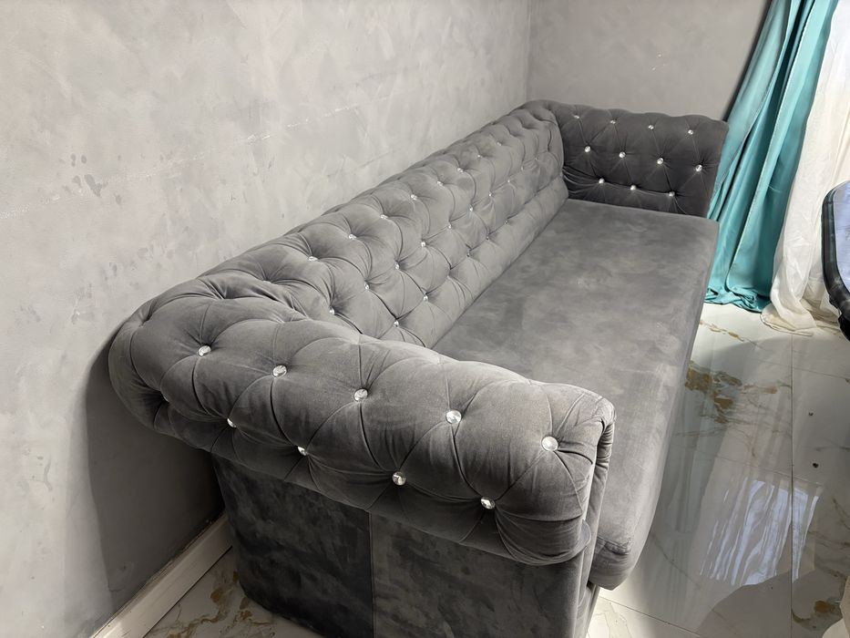 Canapea chesterfield extensibilă
