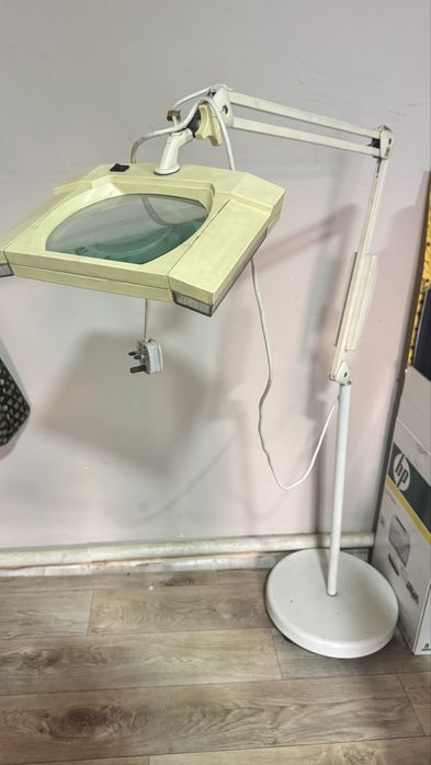 Увеличительное стекло на стойке