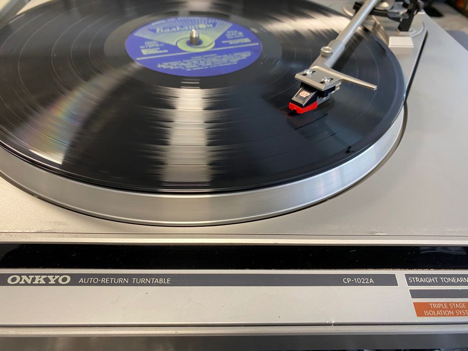 Много добър грамофон Onkyo