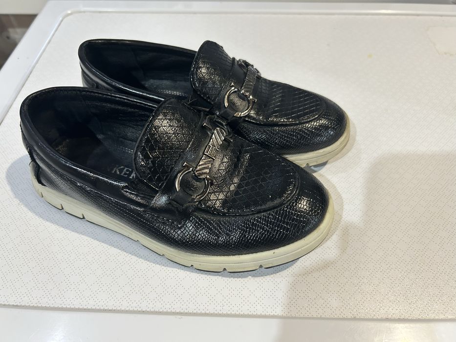 Продам б/у школьные мокасины