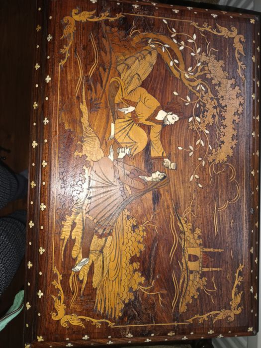 Cufăr vechi din lemn de trandafir cu intarsii