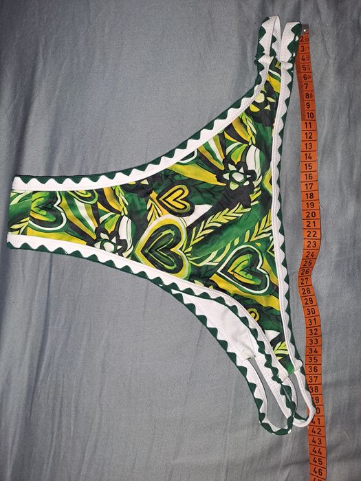 впечатляващ нов  бански костюм от две части в актуален цвят.