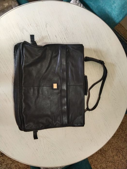 Кожаный портфель для костюмов