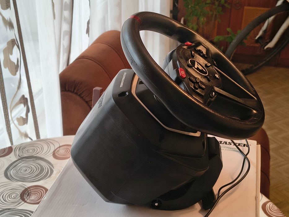 Trustmaster T128, волан с педали за XBoX или PC