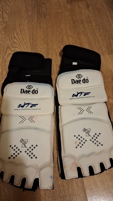 Таекуондо екипировка Dae Do! Протектори, електронни чорапи, добок.