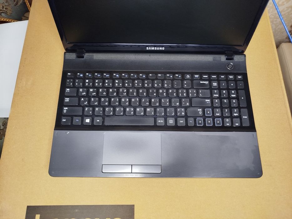 Продается Samsung Laptop 300E intel Core i3 4/512Gb ideal sotiladi