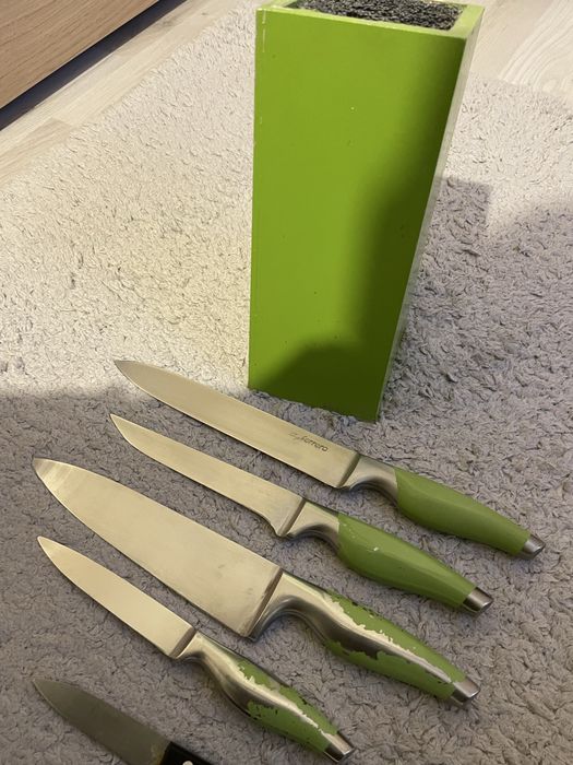 Ножове със стойка+ подарък 30