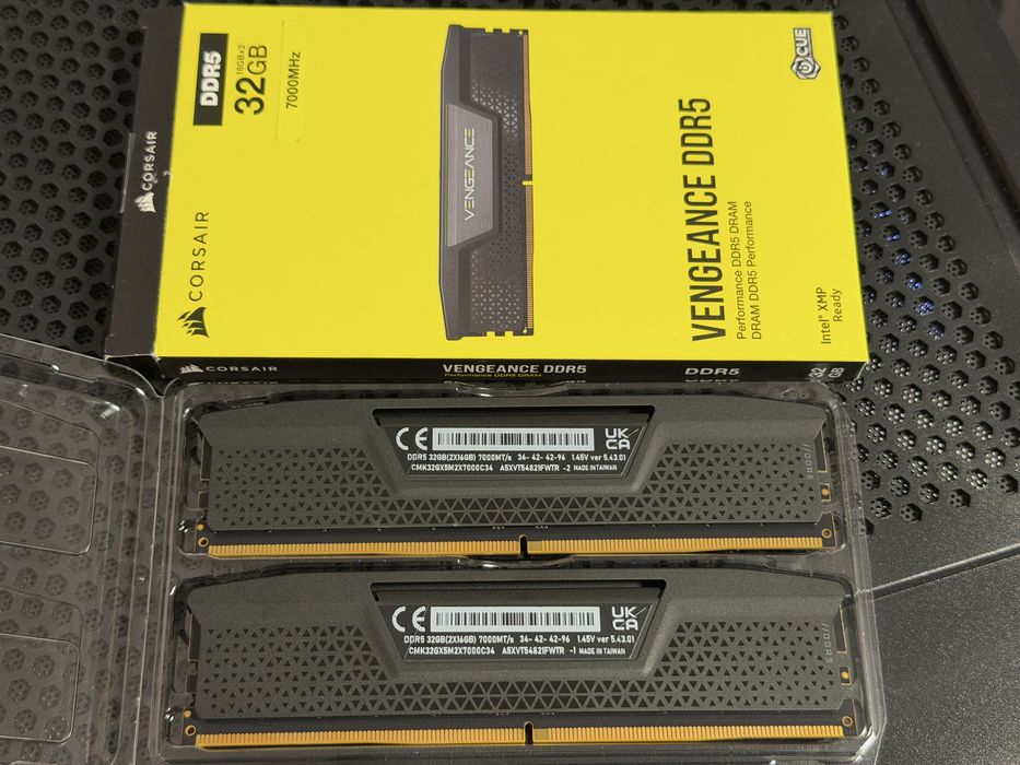 Memorie DDR5  32GB (2x16GB), 7000MT/s, CL 34 Corsair Vengeance