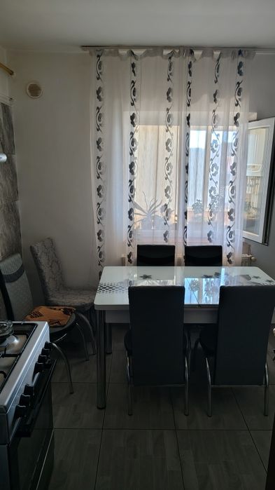 Vând apartament 3 camere în Rovinari zona centrală, 69mp,etaj4/4, complet mobilat și utilat,izolat termic. Preț 52.000 euro. Vedere la strada