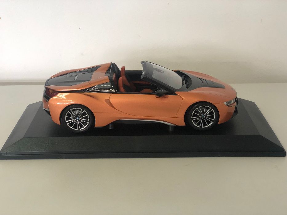 Macheta originala Bmw i8 Roadster scara 1:18
