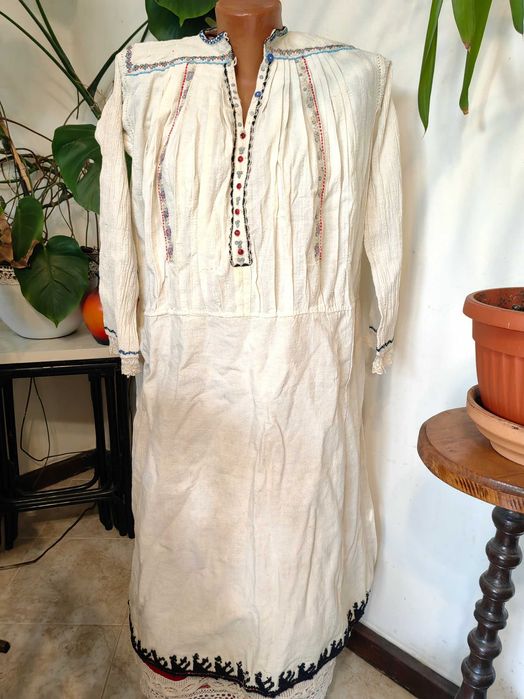 Шест Автентични Старинни Царски Ризи Рокли Блузи от Народни Носии