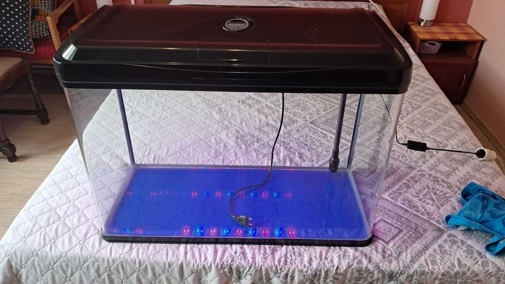 Продавам аквариум с капак грунд и нагревател .128л