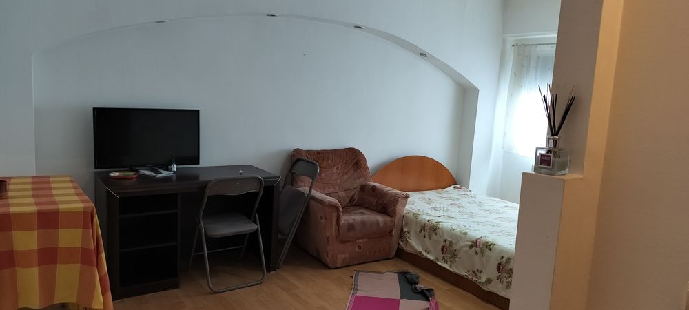 Închiriat garsoniera ultracentrala-vedere spre intersecția principala