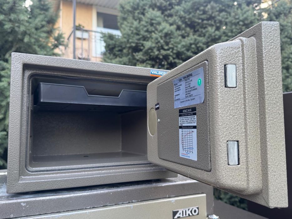 Сейф Valberg почти новый