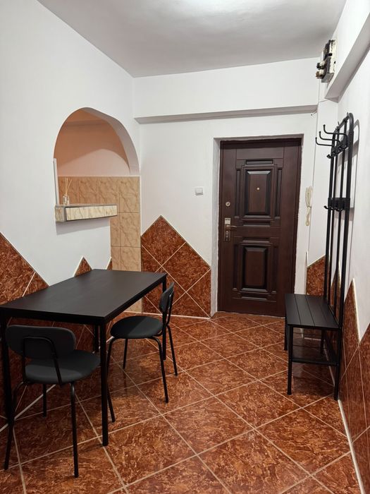 Inchiriez apartament o camera Zona Judetean