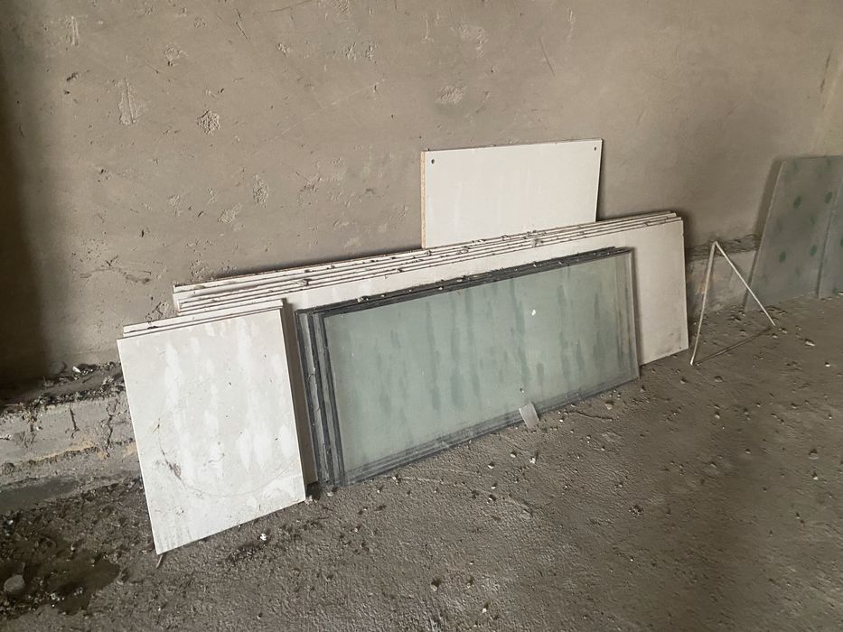 Платисковые окна и диван