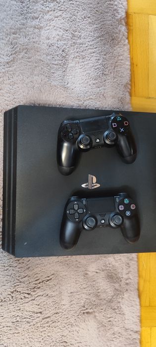 Vând PS4 Pro cu 2 manete.