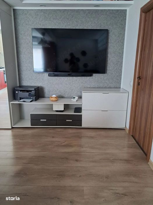 Apartament cu 3 camere, 57 mp, etaj intermediar, zona Razoare