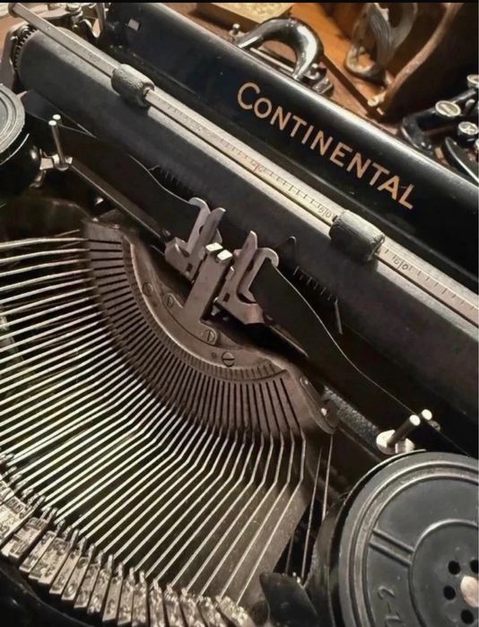 Mașină de scris metalică, Continental 340, în stare foarte bună, perfect funcțională.