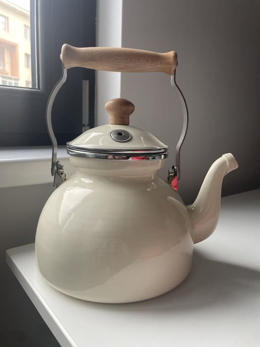 Ceainic emailat alb cu fluier (2–2,5 L)