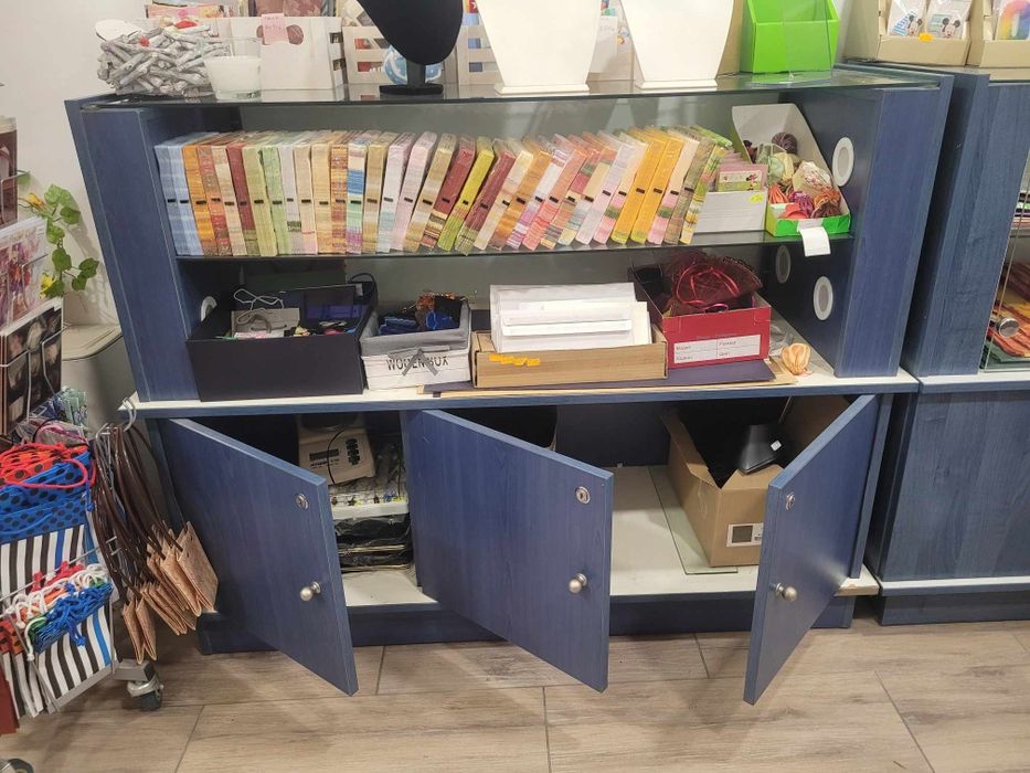 Продавам син шкаф-витрина подходящ за магазин