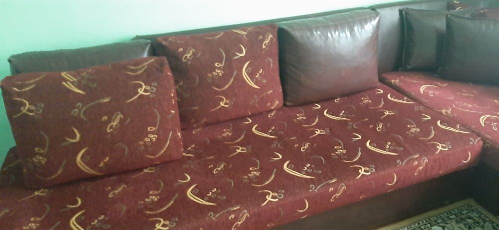 Запазен ъглов холов диван