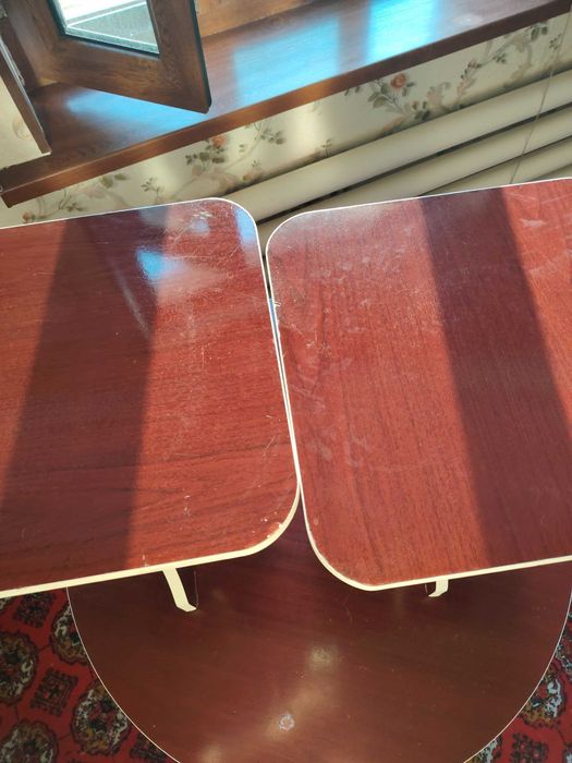 Деревянные стол и стулья