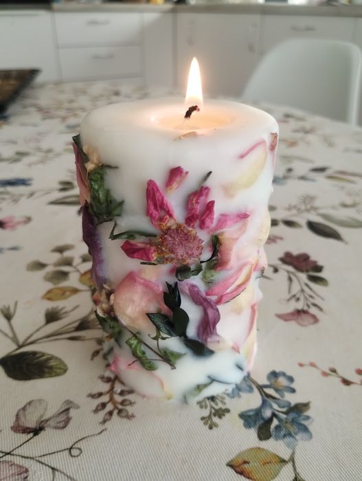 Luminarea botanica 100% natural ceara soya si flori adevarate uscate.