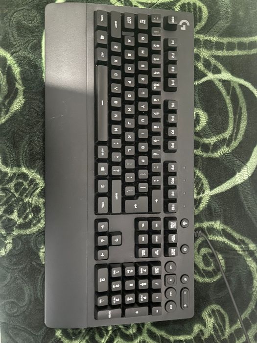 Vând tastatura și mousepad