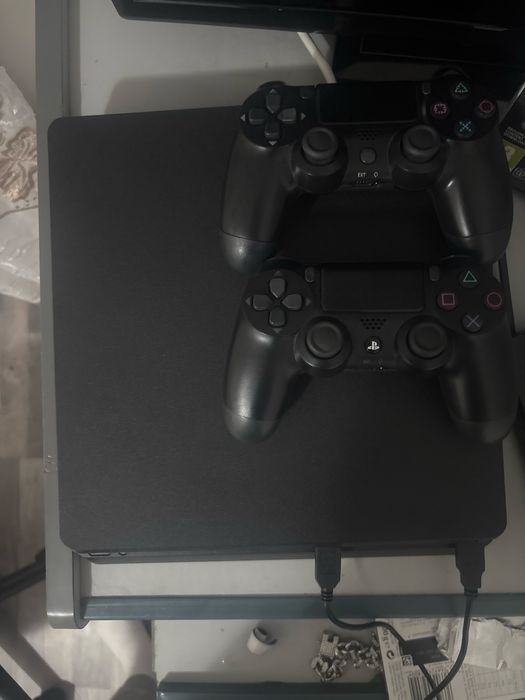 playstation 4 cu 2 jocuri si 2 manete